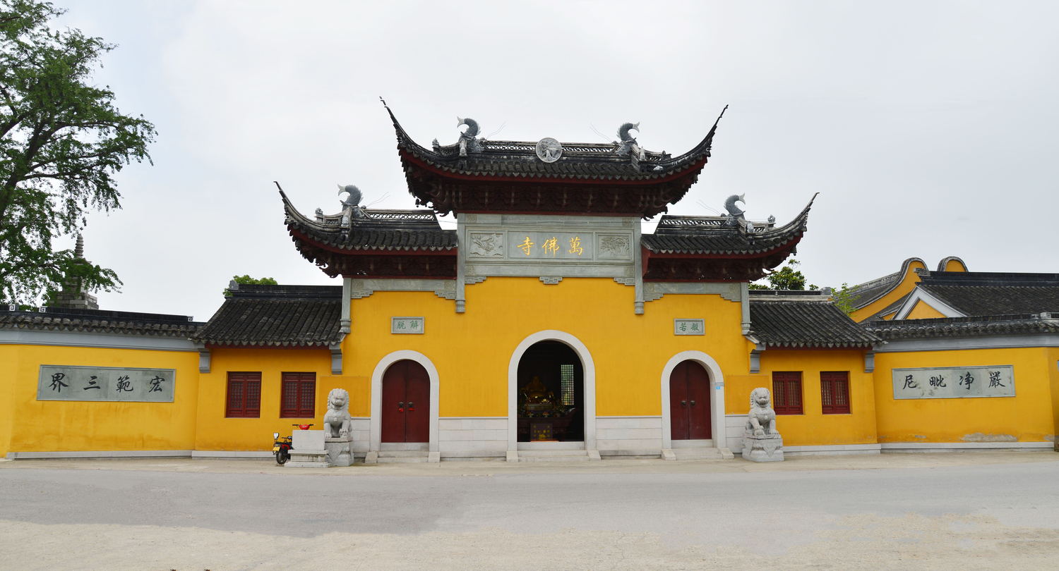 中国佛寺的布局：山门、天王殿、大雄宝殿，有法堂的都是大寺庙